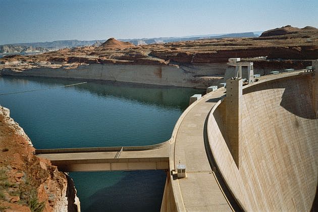 Staumauer des Lake Powell in Page