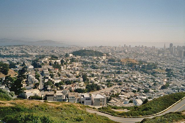 Die Zwillingshügel in San Francisco mit Blick über die Stadt
