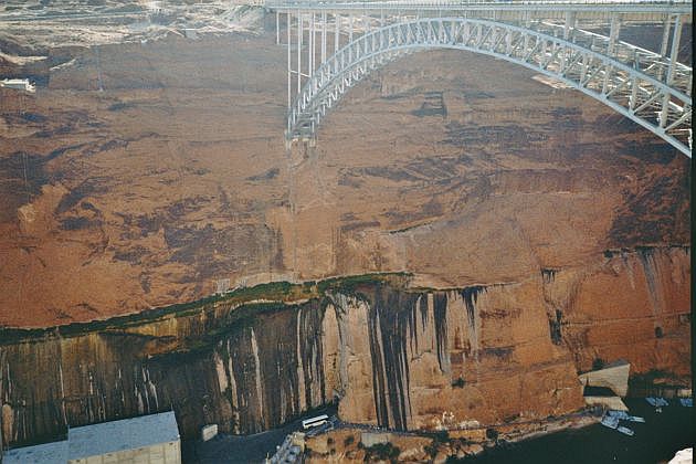 Filigran anmutende Brücke über den Colorado