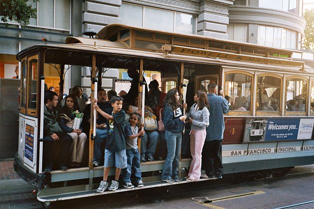 Historische Straßenbahn mit Kettenantrieb