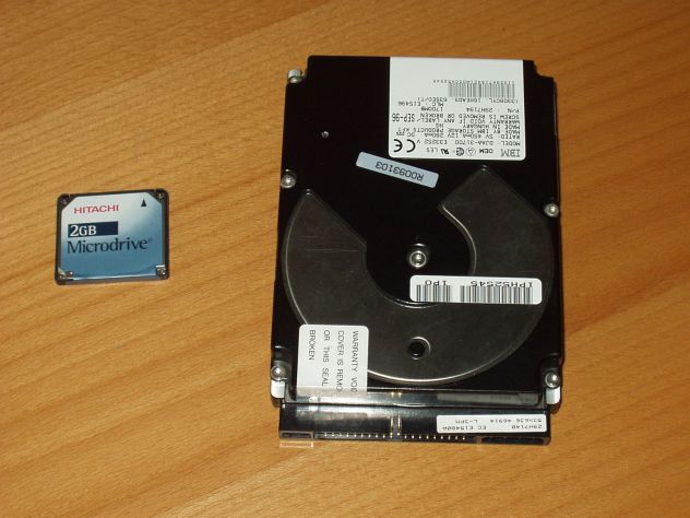 Microdrive und Festplatte im Größenvergleich - Originalfoto