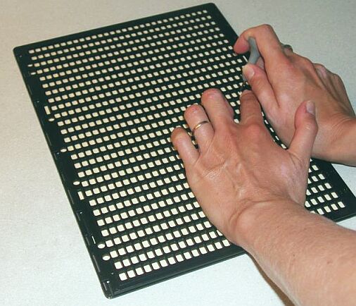 Bild: Schreiben mit der Brailletafel