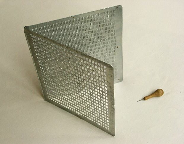 Bild a): Aufgeklappte Brailletafel