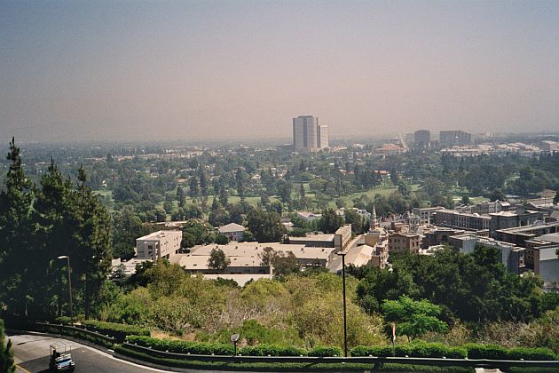 Blick von oben auf die Kulissenstadt mit Filmstudios